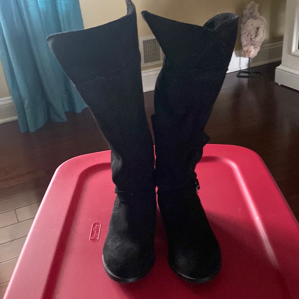 Steve Madden Girls adorable suede feel zip up the back boots